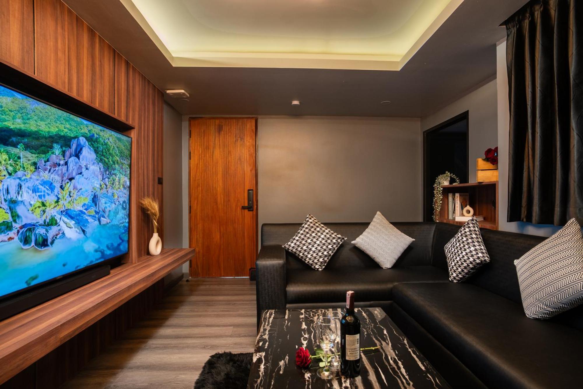 Three Double U - Kalim Sea View Apartment Patong