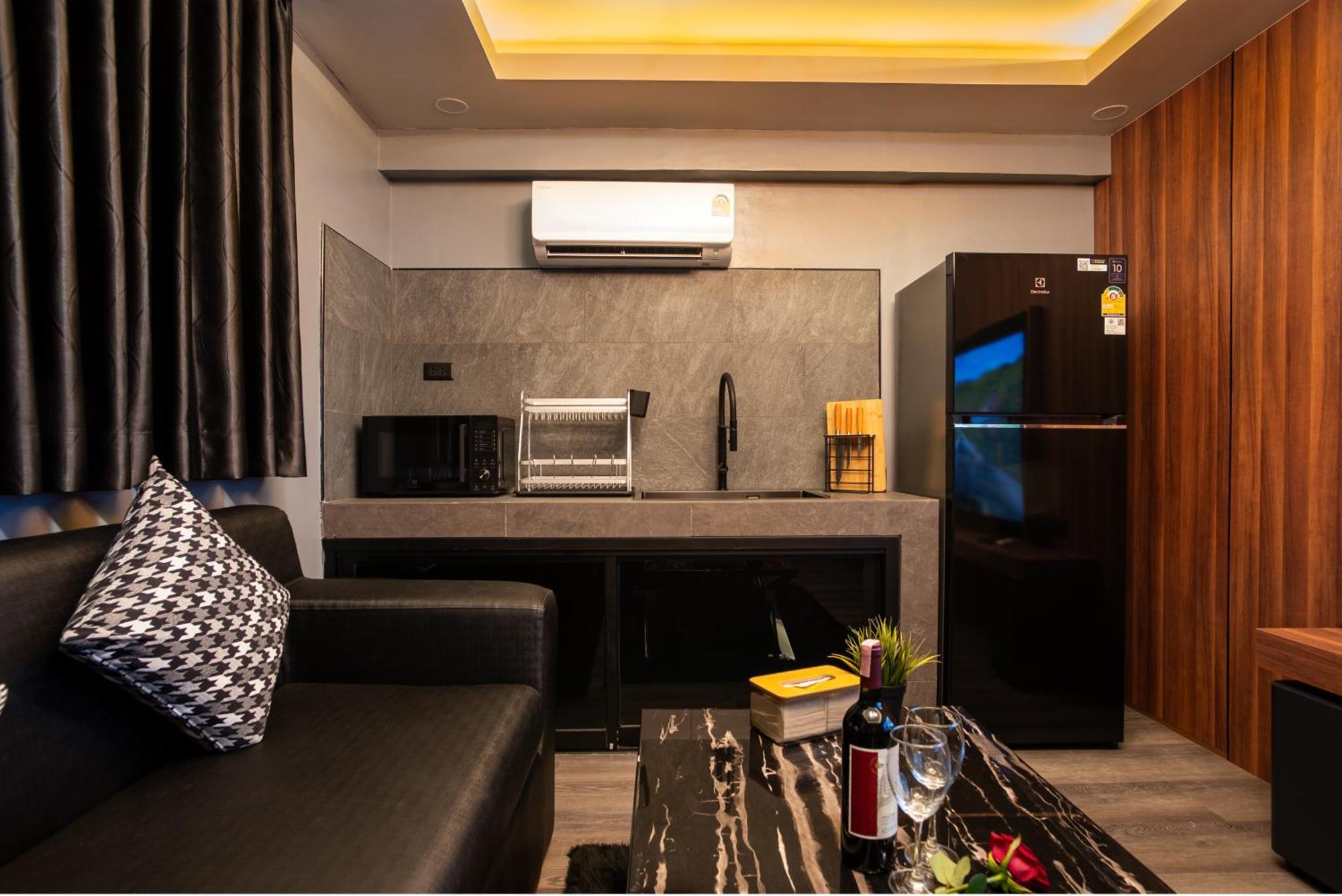 Three Double U - Kalim Sea View Apartment